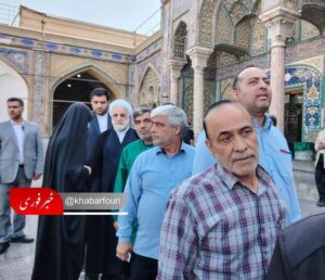 ایرانی عدلیہ کے سربرا محسن اژہ ای صدارتی انتخابات میں ووٹنگ کے لیے شاہ عبدالعزیز کے مزار پر قائم پولنگ بوتھ کی قطار میں موجود