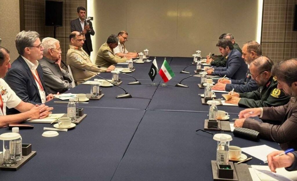 وزرای دفاع پاکستان و ایران در چین با یکدیگر ملاقات کردند