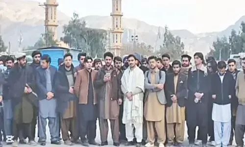 بازگشت ۱۳۵ دانشجوی پزشکی پاکستانی از افغانستان پس از ۹ ماه