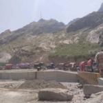 کند شدن بازگشت مهاجران افغان از گذرگاه طورخم با تشدید بازرسیها