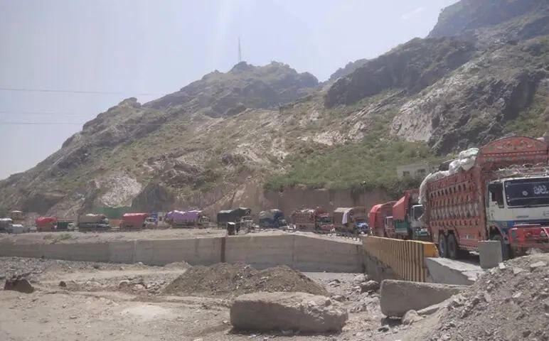 کند شدن بازگشت مهاجران افغان از گذرگاه طورخم با تشدید بازرسیها