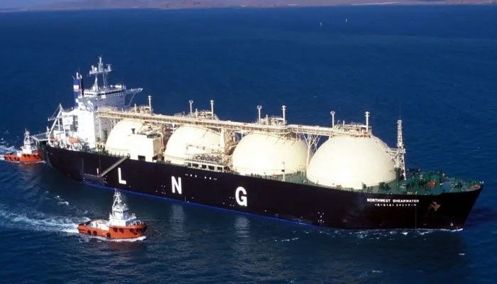 محموله LNG قطر پس از تغییر مسیر در بندر پاکستان پهلو گرفت