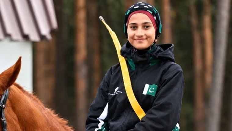 دختر ۱۴ ساله پاکستانی در مسابقات بین‌المللی تیراندازی با کمان با اسب درخشید