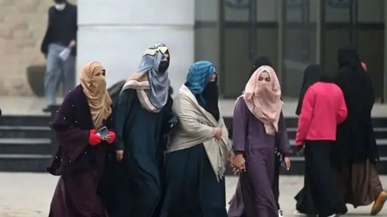 تصمیم ناگهانی شورای پزشکی و دندان‌پزشکی پاکستان (PMDC) مبنی بر اخراج و لغو پذیرش دانشجویان افغانستانی مشغول به تحصیل در دانشگاه‌های پزشکی این کشور، موجی از نگرانی و اعتراضات دیپلماتیک را به همراه داشته است.