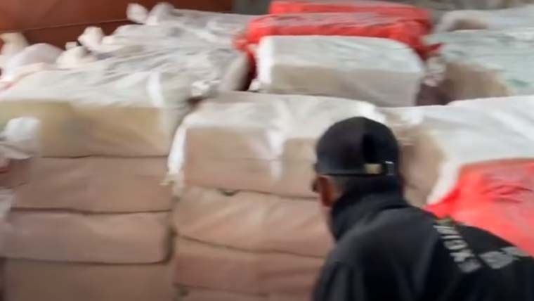 اداره ضد مواد مخدر بلوچستان پاکستان محموله ای به وزن ۱,۰۱۳ کیلوگرم ماده مخدر «آیس» (کریستال)