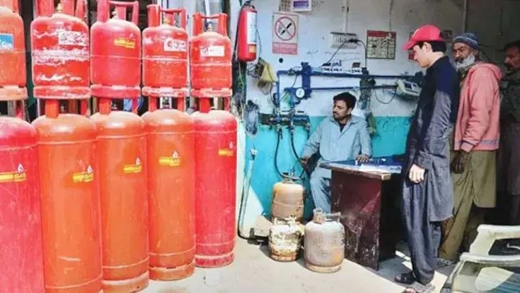 بحران سوخت در پاکستان؛ قیمت گاز مایع به ۶۵۰ روپیه رسید