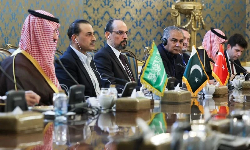 پس از تلاش‌های فیلد مارشال عاصم منیر موافقت پیمان مکه از دفاع به دیپلماسی تغییر مسیر داد