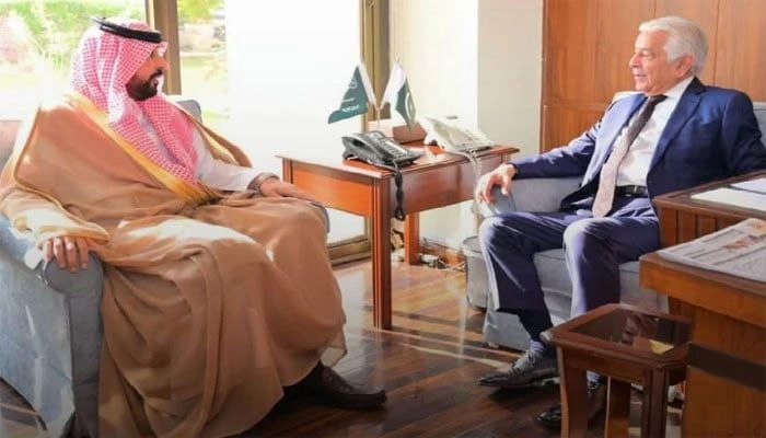 دیدار وزیر دفاع پاکستان با سفیر عربستان
